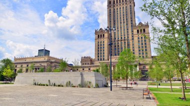 Varşova, Polonya. 8 Temmuz 2025. Central Square, Modern Sanatlar Müzesi 'nin yanındaki Kültür Sarayı' nın ana girişinin önü..