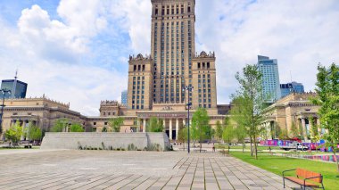 Varşova, Polonya. 8 Temmuz 2025. Central Square, Modern Sanatlar Müzesi 'nin yanındaki Kültür Sarayı' nın ana girişinin önü..