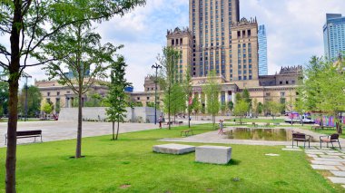 Varşova, Polonya. 8 Temmuz 2025. Central Square, Modern Sanatlar Müzesi 'nin yanındaki Kültür Sarayı' nın ana girişinin önü..