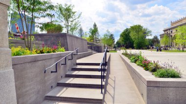 Varşova, Polonya. 8 Temmuz 2025. Central Square, Modern Sanatlar Müzesi 'nin yanındaki Kültür Sarayı' nın ana girişinin önü..