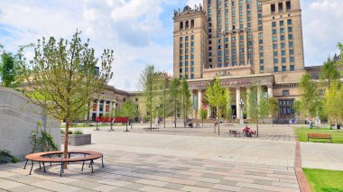 Varşova, Polonya. 8 Temmuz 2025. Central Square, Modern Sanatlar Müzesi 'nin yanındaki Kültür Sarayı' nın ana girişinin önü..