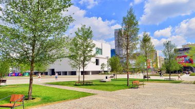 Varşova, Polonya. 8 Temmuz 2025. Central Square, Modern Sanatlar Müzesi 'nin yanındaki Kültür Sarayı' nın ana girişinin önü..