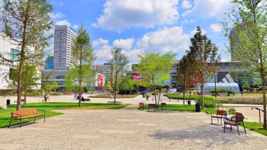 Varşova, Polonya. 8 Temmuz 2025. Central Square, Modern Sanatlar Müzesi 'nin yanındaki Kültür Sarayı' nın ana girişinin önü..