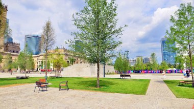 Varşova, Polonya. 8 Temmuz 2025. Central Square, Modern Sanatlar Müzesi 'nin yanındaki Kültür Sarayı' nın ana girişinin önü..