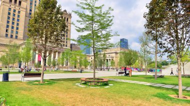 Varşova, Polonya. 8 Temmuz 2025. Central Square, Modern Sanatlar Müzesi 'nin yanındaki Kültür Sarayı' nın ana girişinin önü..