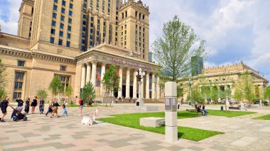 Varşova, Polonya. 8 Temmuz 2025. Central Square, Modern Sanatlar Müzesi 'nin yanındaki Kültür Sarayı' nın ana girişinin önü..