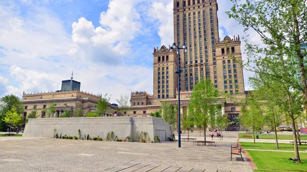 Varşova, Polonya. 8 Temmuz 2025. Central Square, Modern Sanatlar Müzesi 'nin yanındaki Kültür Sarayı' nın ana girişinin önü..