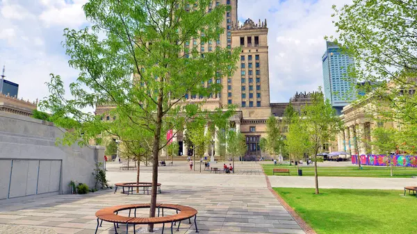 Varşova, Polonya. 8 Temmuz 2025. Central Square, Modern Sanatlar Müzesi 'nin yanındaki Kültür Sarayı' nın ana girişinin önü..