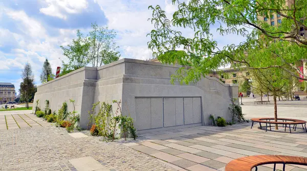 Varşova, Polonya. 8 Temmuz 2025. Central Square, Modern Sanatlar Müzesi 'nin yanındaki Kültür Sarayı' nın ana girişinin önü..