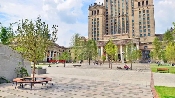 Varşova, Polonya. 8 Temmuz 2025. Central Square, Modern Sanatlar Müzesi 'nin yanındaki Kültür Sarayı' nın ana girişinin önü..