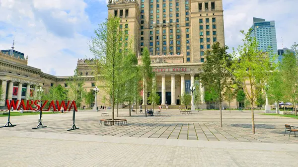 Varşova, Polonya. 8 Temmuz 2025. Central Square, Modern Sanatlar Müzesi 'nin yanındaki Kültür Sarayı' nın ana girişinin önü..