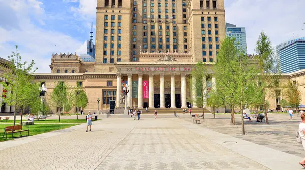 Varşova, Polonya. 8 Temmuz 2025. Central Square, Modern Sanatlar Müzesi 'nin yanındaki Kültür Sarayı' nın ana girişinin önü..