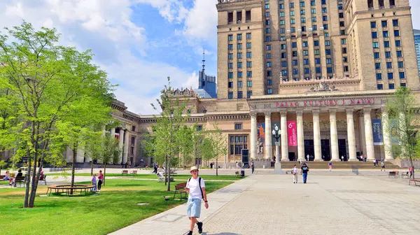 Varşova, Polonya. 8 Temmuz 2025. Central Square, Modern Sanatlar Müzesi 'nin yanındaki Kültür Sarayı' nın ana girişinin önü..