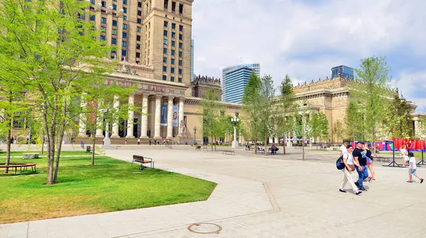 Varşova, Polonya. 8 Temmuz 2025. Central Square, Modern Sanatlar Müzesi 'nin yanındaki Kültür Sarayı' nın ana girişinin önü..