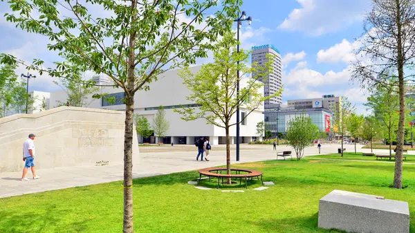 Varşova, Polonya. 8 Temmuz 2025. Central Square, Modern Sanatlar Müzesi 'nin yanındaki Kültür Sarayı' nın ana girişinin önü..