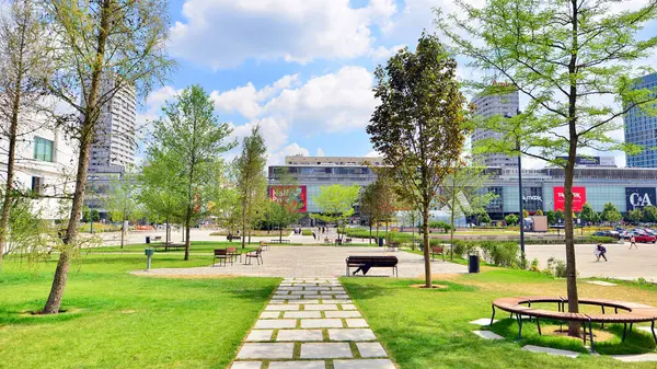 Varşova, Polonya. 8 Temmuz 2025. Central Square, Modern Sanatlar Müzesi 'nin yanındaki Kültür Sarayı' nın ana girişinin önü..