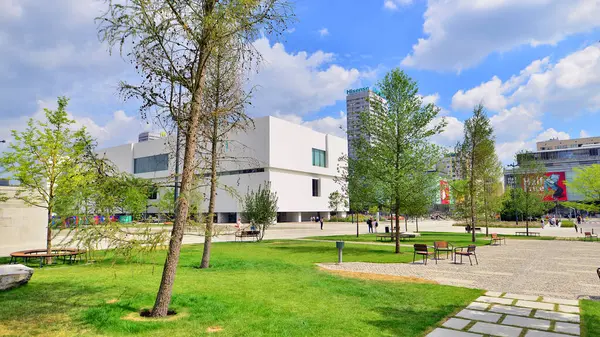 Varşova, Polonya. 8 Temmuz 2025. Central Square, Modern Sanatlar Müzesi 'nin yanındaki Kültür Sarayı' nın ana girişinin önü..