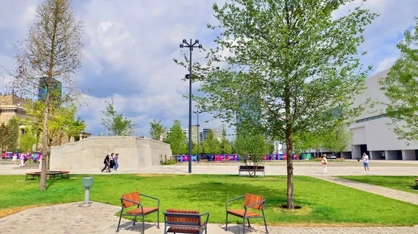 Varşova, Polonya. 8 Temmuz 2025. Central Square, Modern Sanatlar Müzesi 'nin yanındaki Kültür Sarayı' nın ana girişinin önü..