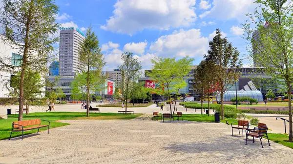 Varşova, Polonya. 8 Temmuz 2025. Central Square, Modern Sanatlar Müzesi 'nin yanındaki Kültür Sarayı' nın ana girişinin önü..