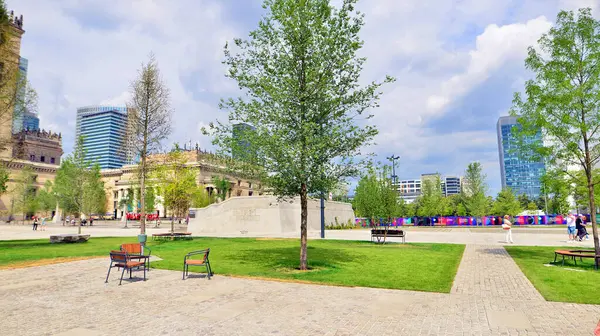 Varşova, Polonya. 8 Temmuz 2025. Central Square, Modern Sanatlar Müzesi 'nin yanındaki Kültür Sarayı' nın ana girişinin önü..