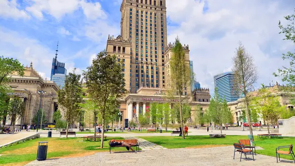 Varşova, Polonya. 8 Temmuz 2025. Central Square, Modern Sanatlar Müzesi 'nin yanındaki Kültür Sarayı' nın ana girişinin önü..