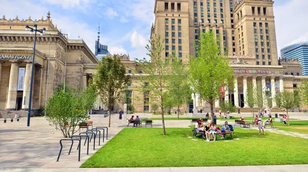 Varşova, Polonya. 8 Temmuz 2025. Central Square, Modern Sanatlar Müzesi 'nin yanındaki Kültür Sarayı' nın ana girişinin önü..