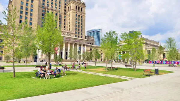 Varşova, Polonya. 8 Temmuz 2025. Central Square, Modern Sanatlar Müzesi 'nin yanındaki Kültür Sarayı' nın ana girişinin önü..