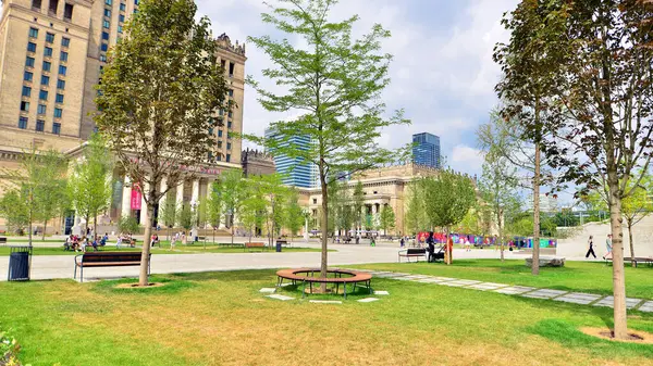 Varşova, Polonya. 8 Temmuz 2025. Central Square, Modern Sanatlar Müzesi 'nin yanındaki Kültür Sarayı' nın ana girişinin önü..