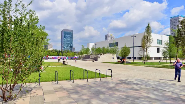 Varşova, Polonya. 8 Temmuz 2025. Central Square, Modern Sanatlar Müzesi 'nin yanındaki Kültür Sarayı' nın ana girişinin önü..