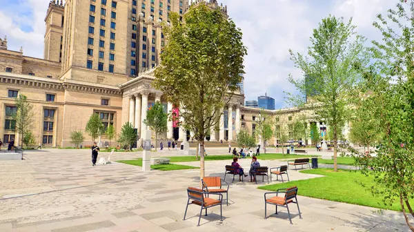 Varşova, Polonya. 8 Temmuz 2025. Central Square, Modern Sanatlar Müzesi 'nin yanındaki Kültür Sarayı' nın ana girişinin önü..