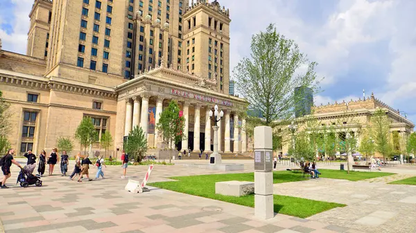 Varşova, Polonya. 8 Temmuz 2025. Central Square, Modern Sanatlar Müzesi 'nin yanındaki Kültür Sarayı' nın ana girişinin önü..