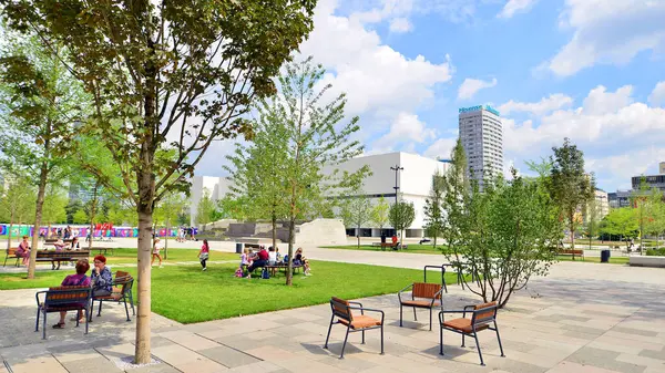 Varşova, Polonya. 8 Temmuz 2025. Central Square, Modern Sanatlar Müzesi 'nin yanındaki Kültür Sarayı' nın ana girişinin önü..