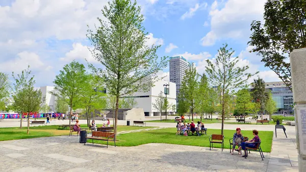 Varşova, Polonya. 8 Temmuz 2025. Central Square, Modern Sanatlar Müzesi 'nin yanındaki Kültür Sarayı' nın ana girişinin önü..