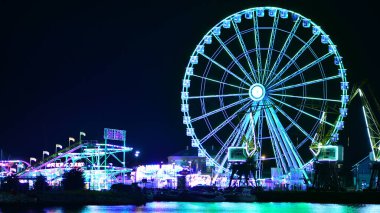 Szczecin, Polonya. 16 Temmuz 2025. Gece nehirde dönme dolap