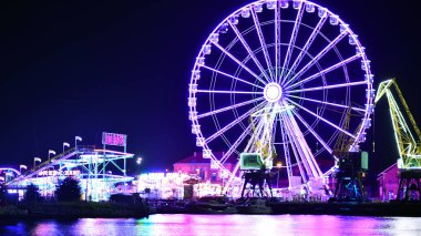 Szczecin, Polonya. 16 Temmuz 2025. Gece nehirde dönme dolap