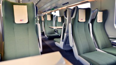 Varşova, Polonya. 15 Temmuz 2025. Bir yolcu treninin içi. Vagondaki boş sandalyeler. Şehirlerarası PKP. Pendolino vagonunun içi..