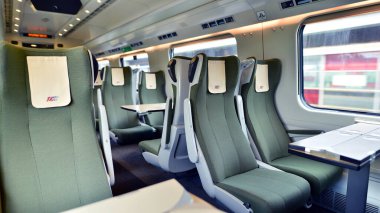 Varşova, Polonya. 15 Temmuz 2025. Bir yolcu treninin içi. Vagondaki boş sandalyeler. Şehirlerarası PKP. Pendolino vagonunun içi..
