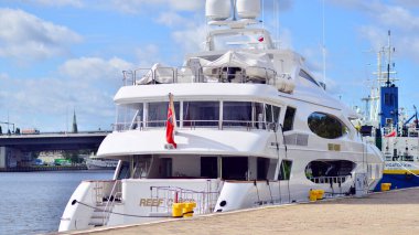 Szczecin, Polonya. 16 Temmuz 2025. Manzara, Odra Nehri 'ndeki gemiler ve tekneler. Lüks karavan yat resif şefi..