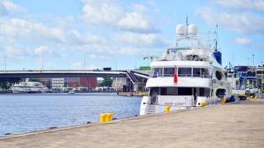 Szczecin, Polonya. 16 Temmuz 2025. Manzara, Odra Nehri 'ndeki gemiler ve tekneler. Lüks karavan yat resif şefi..