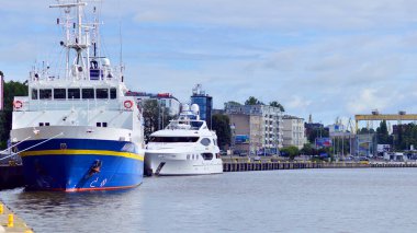 Szczecin, Polonya. 16 Temmuz 2025. Manzara görüntüsü, Odra Nehri 'ndeki gemiler ve tekneler. 
