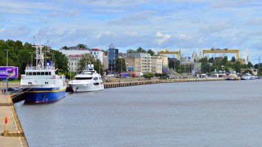 Szczecin, Polonya. 16 Temmuz 2025. Manzara görüntüsü, Odra Nehri 'ndeki gemiler ve tekneler. 