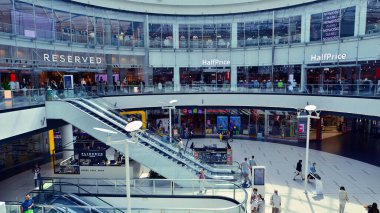 Szczecin, Polonya. 16 Temmuz 2025. Galaksi alışveriş merkezinin içi.. 