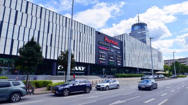 Szczecin, Polonya. 16 Temmuz 2025. Şehrin şehir merkezinde trafik sıkışıklığında araba trafiği. Arkasında arabalar ve binalar olan şehir merkezi..