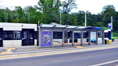 Szczecin, Polonya. 16 Temmuz 2025. Kentsel ulaşım altyapısı ve şehir manzarası. Sokakta tramvay. Şehir trafiği.