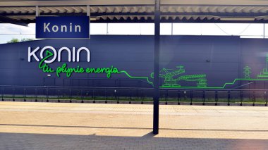 Konin, Polonya. 16 Temmuz 2025. Tren istasyonu platformu. Konin işareti.