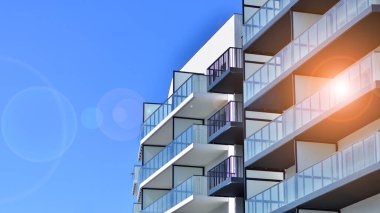 Kentsel konut binasının modern mimarisi. Apartmanın dış tarafı, apartman cephesi.. 