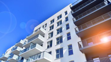 Kentsel konut binasının modern mimarisi. Apartmanın dış tarafı, apartman cephesi.. 