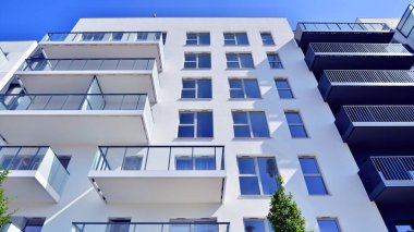 Kentsel konut binasının modern mimarisi. Apartmanın dış tarafı, apartman cephesi.. 