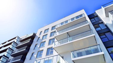 Kentsel konut binasının modern mimarisi. Apartmanın dış tarafı, apartman cephesi.. 