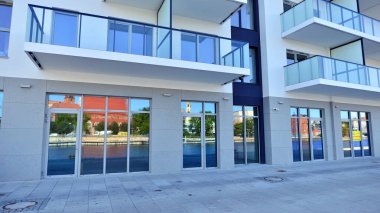 Yeni ticari binaların panoramik pencereleri. Kira için geliştirme standardında ticari mülkiyet.